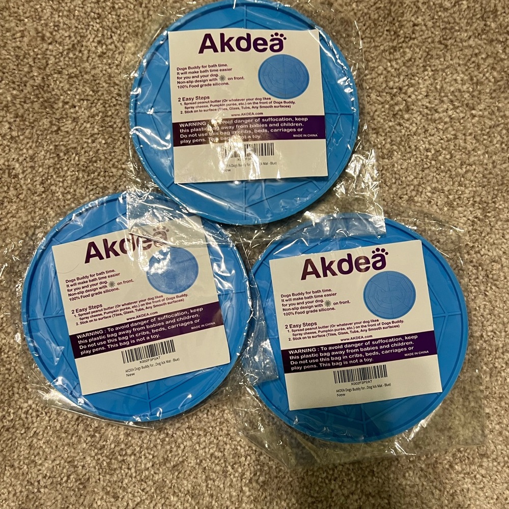 Licking pad with suction cup for dogs